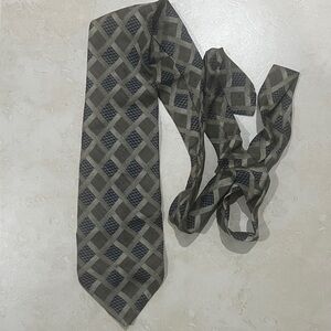 Sophisticated Checkered Tie in Gray and Black
